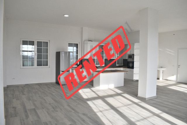 Apartament 4+1 me qira i pershtatshem per banim dhe per zyra ne rrugen Laze Ferraj ne Paskuqan.
Ndo